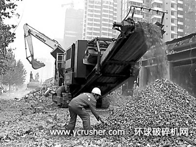 移动破碎站对建筑垃圾进行破碎