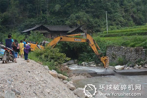 图为拆除崀山镇坪地村第二处拦砂河坝现场