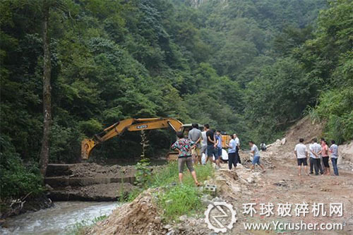 图为拆除崀山镇坪地村第一处拦砂河坝现场